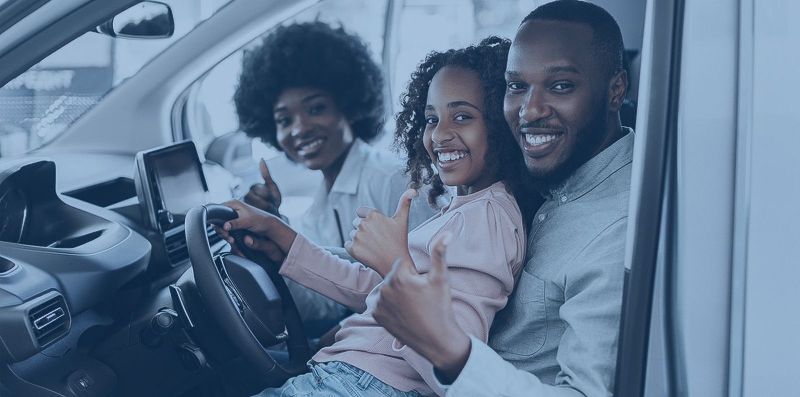 Une famille souriante dans sa voiture