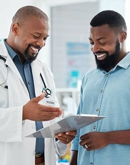 Un médecin échange avec un patient